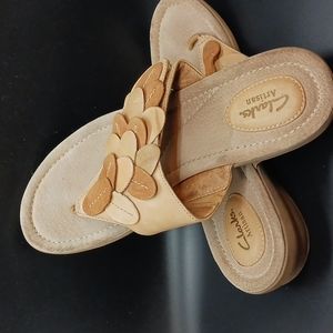 Clark's Artisan Sandals, Thongs, Flip Flops or Shoes. Size 11 Wide Tan & Beige